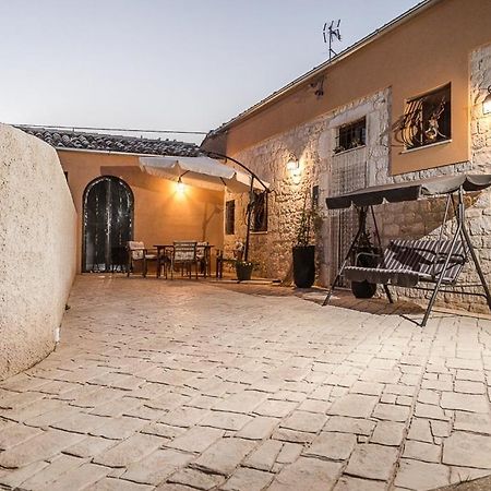 Bed and Breakfast Abbraccio Del Carrubo Scicli Exterior foto
